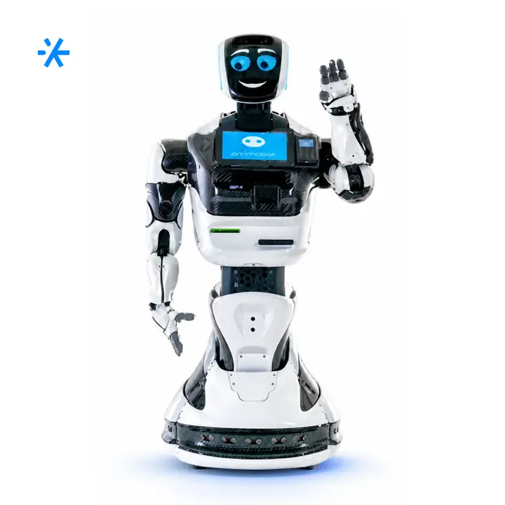 Робот-промоутер Promobot V4 машет рукой на белом фоне