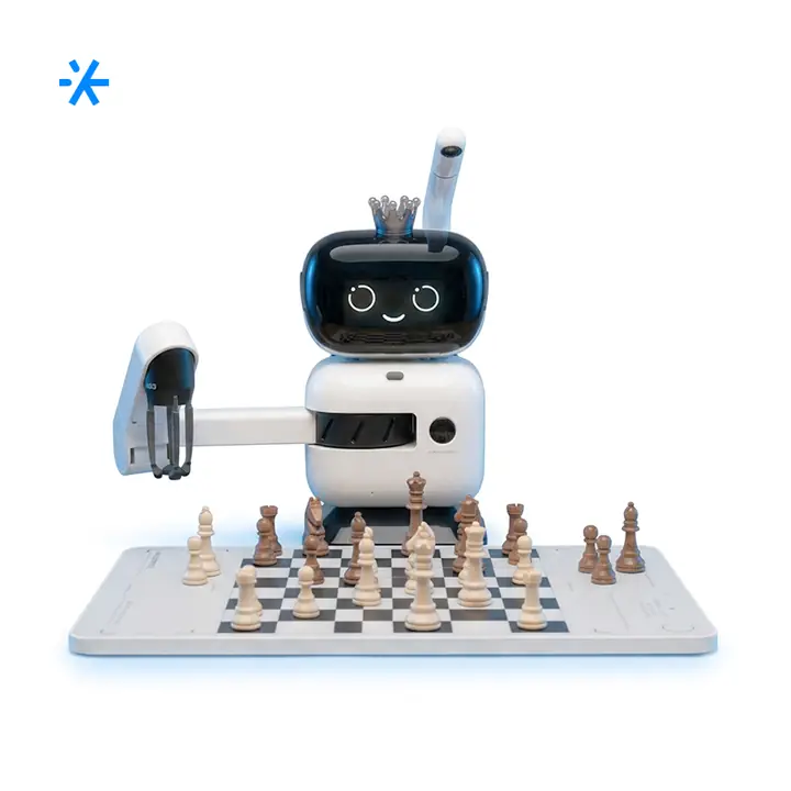 Робот-шахматист SenseRobot с экраном и роборукой у шахматной доски